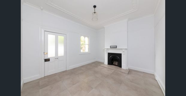 Beautiful Townhouse Conveniently Located! - Photo 1