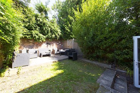 1 bedroom Flat To Let - Photo 2