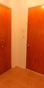 Très beau 4 1/2, triplex, libre 1er mai, des Ormeaux et Sherbrooke - Photo 4