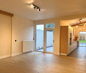 Volledig gerenoveerde woning met 3 slaapkamers en grote tuin. - Photo 2
