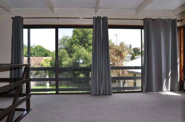 LARGE 5 BEDROOM HOME - Photo 1