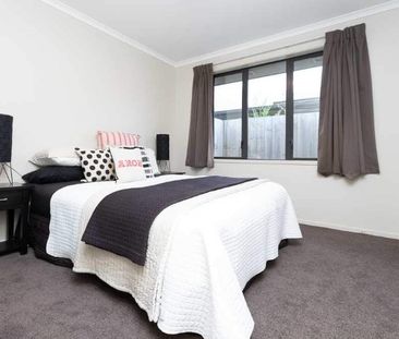 Modern 2-bedroom Unit With Private Courtyard & 2 Car Parks! - Photo 4