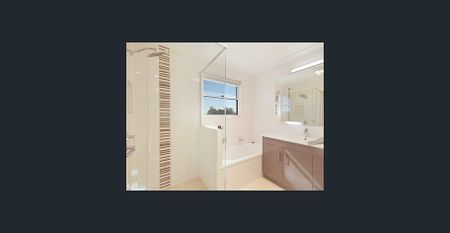 Executive Townhouse in Leafy East Toowoomba - Photo 4