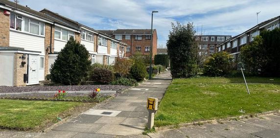 3 bedroom end of terrace house to rent - Photo 2