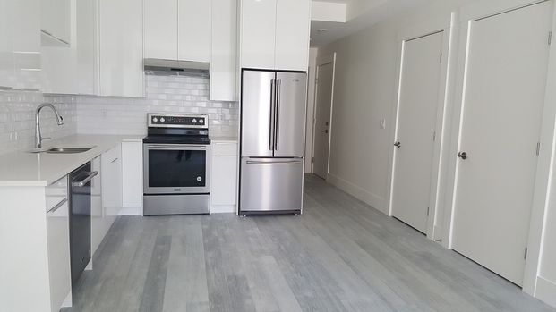 White Rock. Walk-Out Ground-Level Suite – 1 Bedroom - Photo 1