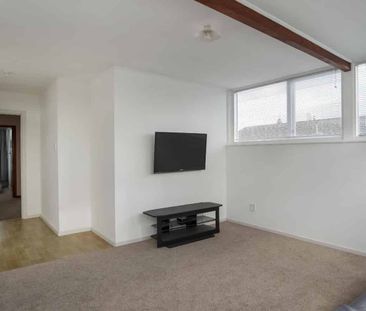 Three bedroom low-maintenance home - Photo 3