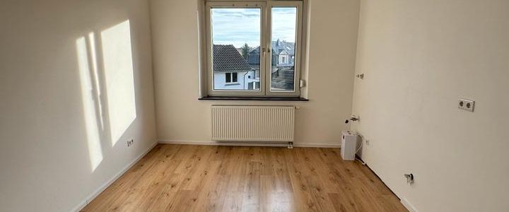 Helle und modernisierte 2-Zimmer Altbauwohnung mit Balkon - Foto 1