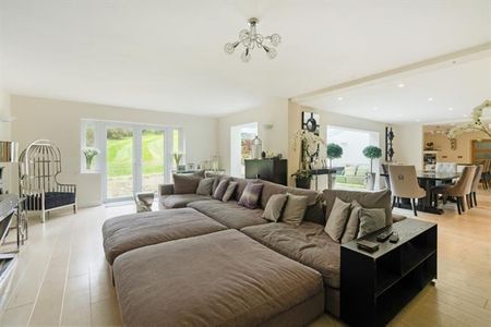 6 bedroom detached house to rent - Photo 2