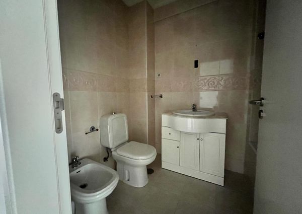 Apartamento T2 situado na Avenida Dr. Lourenço Peixinho em Aveiro.