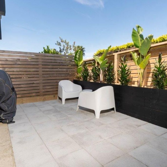 Warm and Inviting St Vincents Ave Beauty - Photo 1