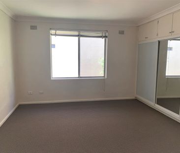 Studio Apartment in Newtown - Photo 2
