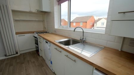2 bedroom flat to rent - Photo 2