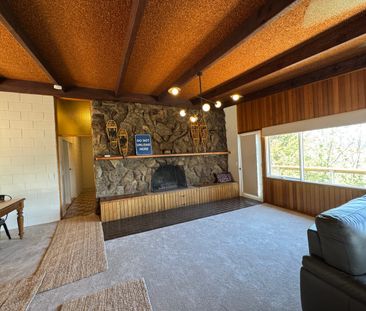 4 Bedroom, 2 Bathroom, newly renovated property! Great views! Inclu... - Photo 3