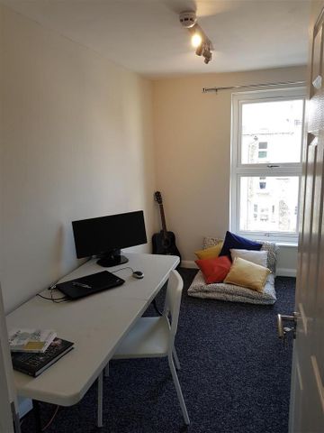 1 bedroom in a house share to rent - Photo 2