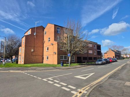 3 bedroom flat to rent - Photo 4