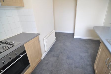 1 bed Flat - To Let - Photo 3