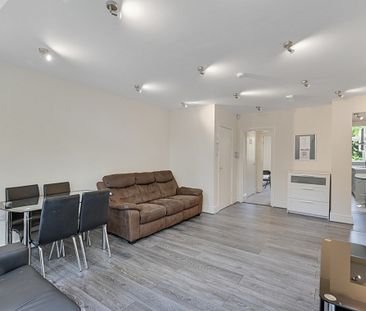 Spacious 4-Bed Ensuite Student Apartment with Large Gardens, Free P... - Photo 3