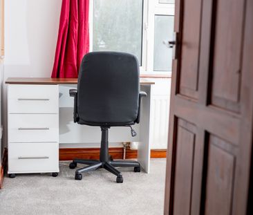 6 Bed Semi-Detached House, Heath Hill Avenue, BN2 - Photo 4