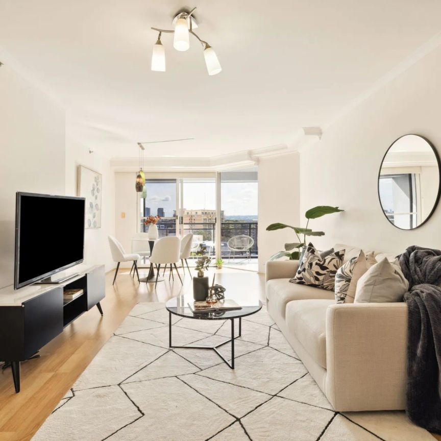 Stylish ninth-floor north facing apartment commands sweeping district views - Photo 1