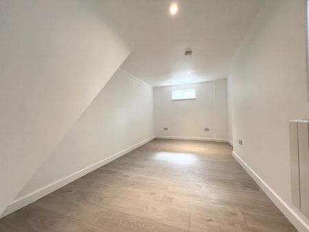 2 Bed Flat, London, E6 - Photo 3