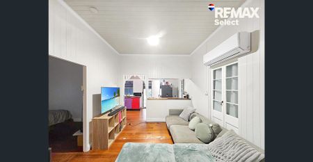 Cottage style home in great Location - Photo 3