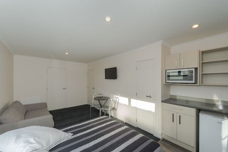 Furnished Central City Accommodation - Power Included - Photo 2