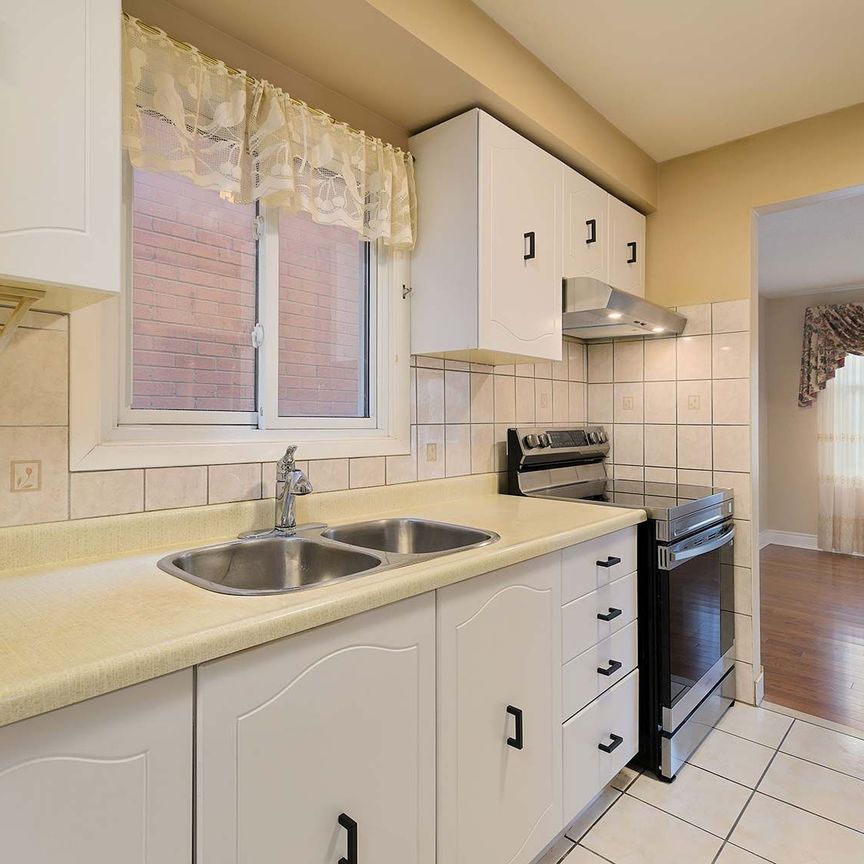 For Lease - 174 Roxanne Crescent, Toronto, Ontario - Photo 1