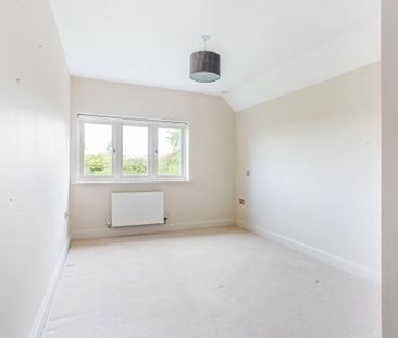 A spacious and modern three bedroom house in the village of Rushall... - Photo 3