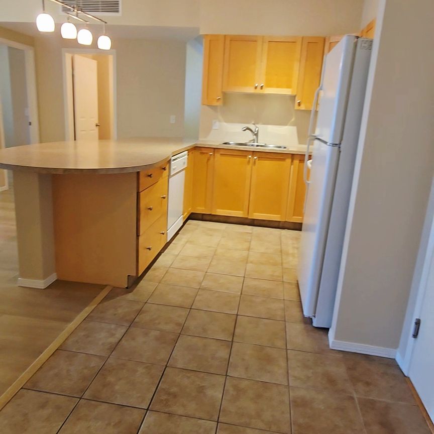 FREE 1 month rent 2-Bedroom + Den, 2-Bathroom Condo - Photo 1