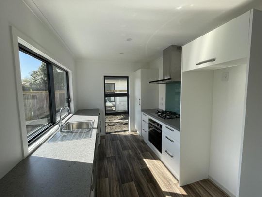 Modern and sunny three-bedroom home - Photo 1
