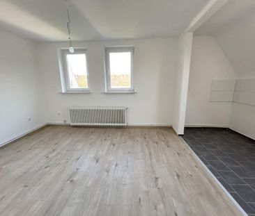 Charmante 3-Zimmer Wohnung im Dachgeschoss in Fedderwardergroden! - Photo 1