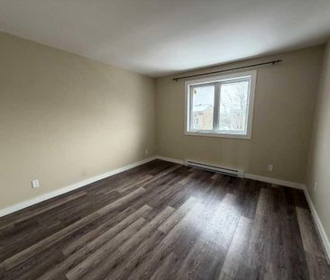 TRÈS BEAU 4 1/2 - LIBRE IMMÉDIATEMENT - RÉNOVÉ - Photo 3