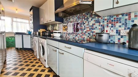 1 bedroom in a house share to rent - Photo 2