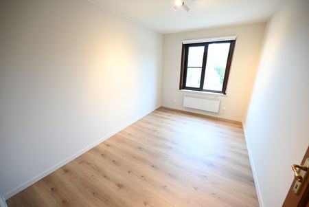 VOLLEDIG VERNIEUWD & RUIM (106m²) appartement - Foto 2