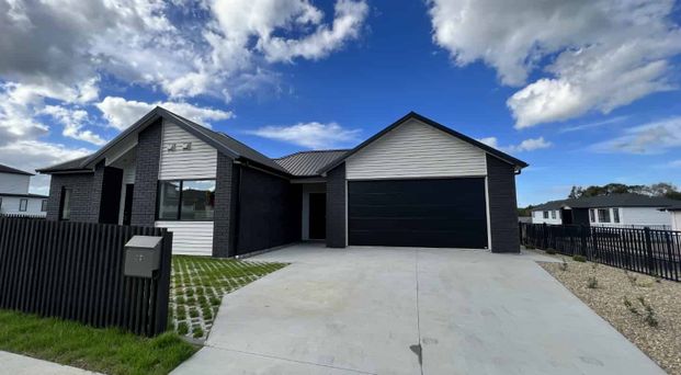 Modern family home - Photo 1