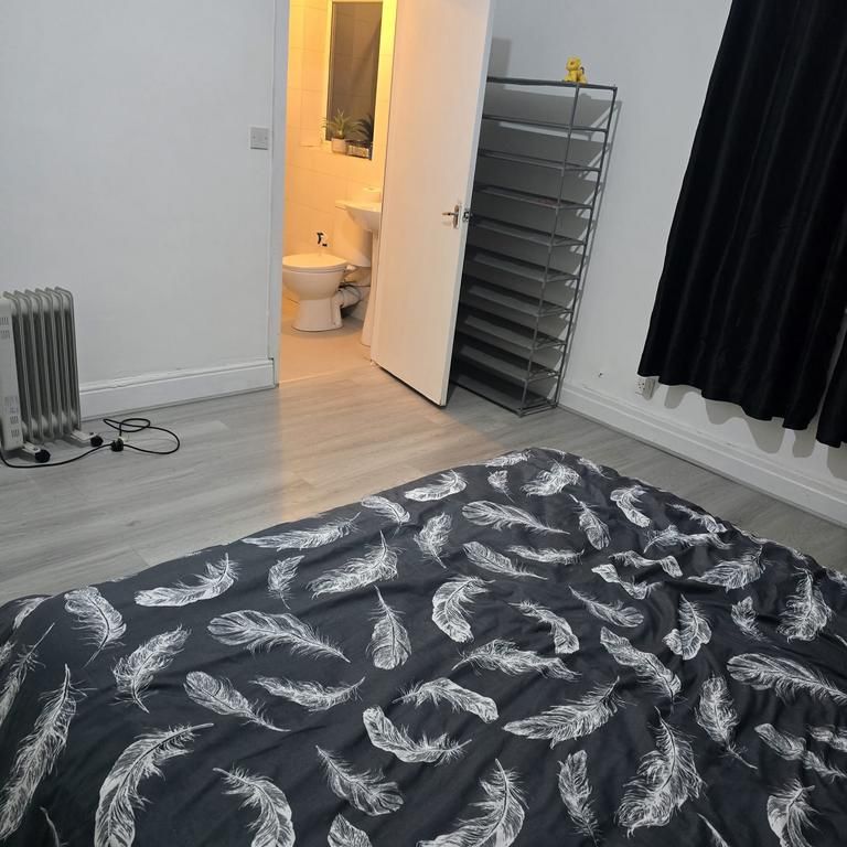 1 bedroom in a house share to rent - Photo 1