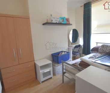 4 Bedroom Mid Terraced House - Photo 2
