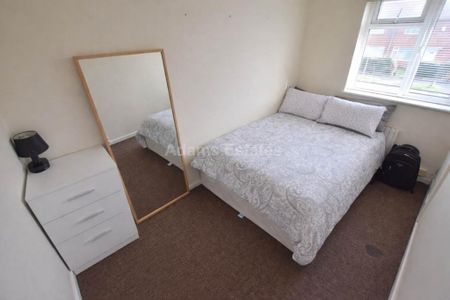 5 bedroom semi-detached house to rent - Photo 5