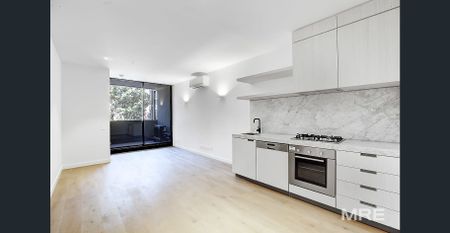 Resort-style facilities in a designer apartment - Photo 3