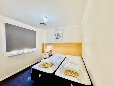 Beautifully Furnished 3 Bedroom, 2 Bathroom Modern Townhouse - Photo 5