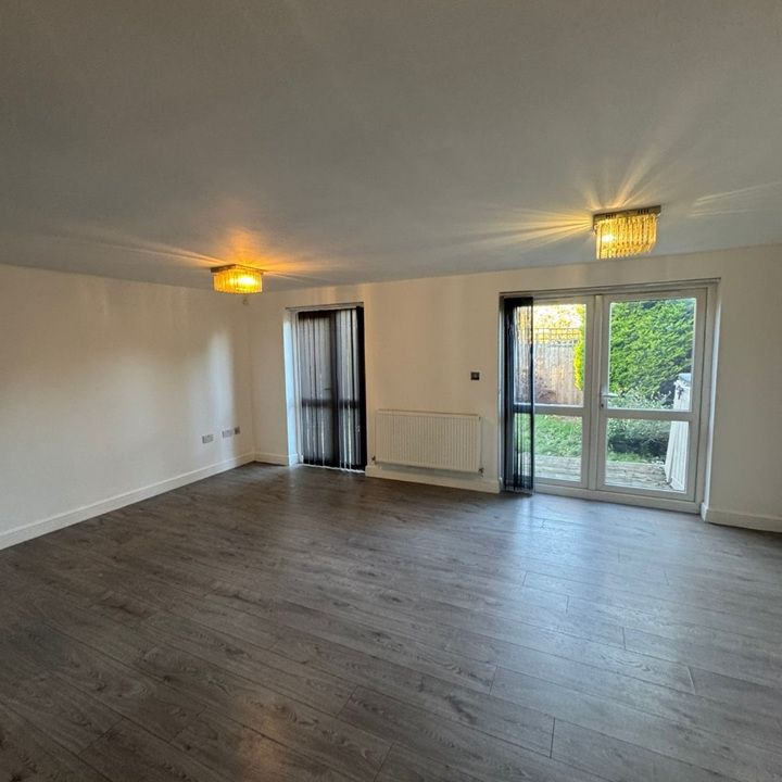 4 Bed Semi-Detached House, Woodside Grange Road, N12 - Photo 1