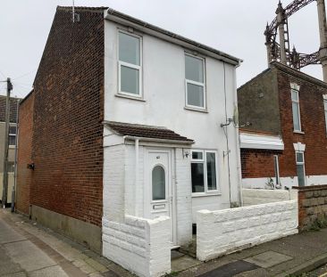 COMING SOON!!!!!! Three bedroom end terrace property, close to Grea... - Photo 6