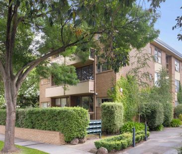 Spacious Sunny Living! - Photo 3