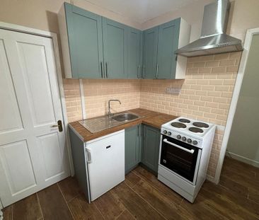 2 bedroom end of terrace house to rent - Photo 5