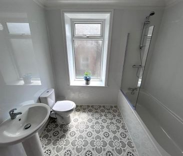 2 bedroom end of terrace house to rent - Photo 3