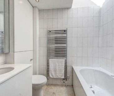 A charming and beautifully presented mews house in the heart of Che... - Photo 5