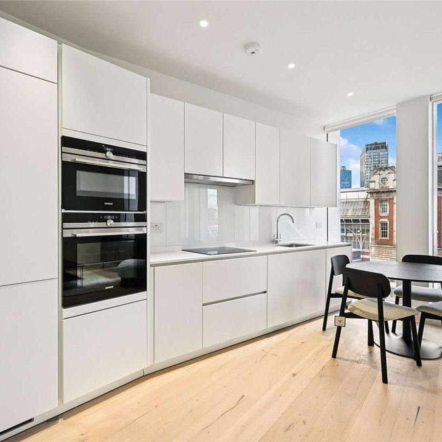 Furnished three bedroom apartment close to Waterloo Station. - Photo 1