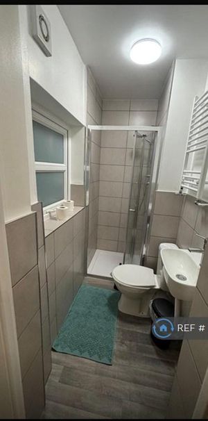 1 bedroom in a flat share to rent - Photo 1