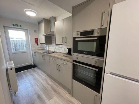 1 bedroom in a house share to rent - Photo 5