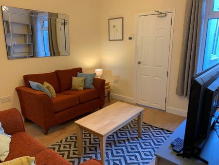 1 bedroom in a house share to rent - Photo 2